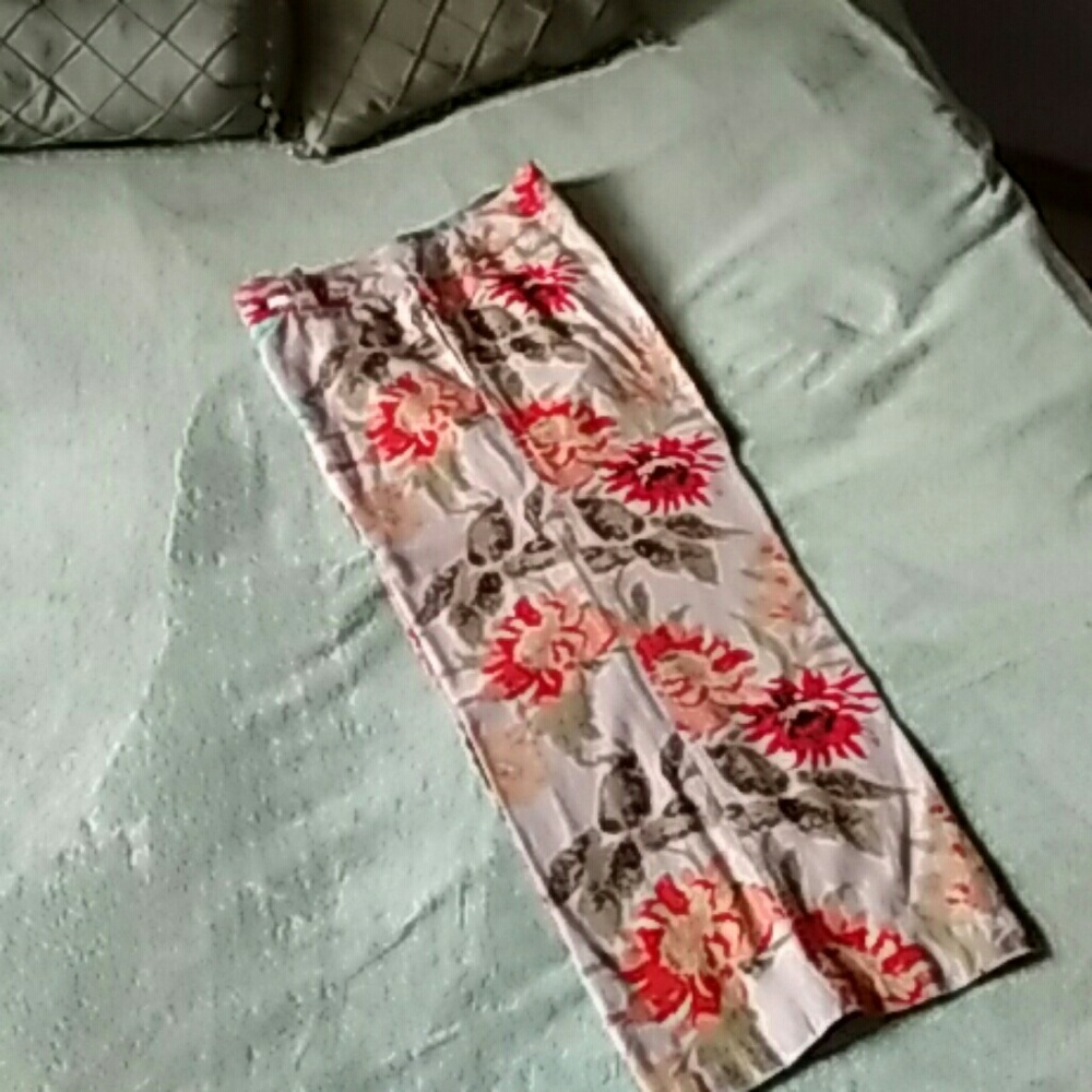 Floral linen cropped pants