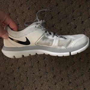 White nikes women's 7