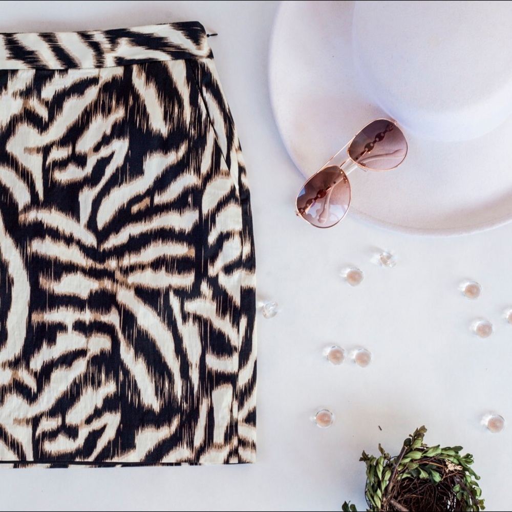 🦋HP!🦋ANN TAYLOR animal Ikat print mini skirt