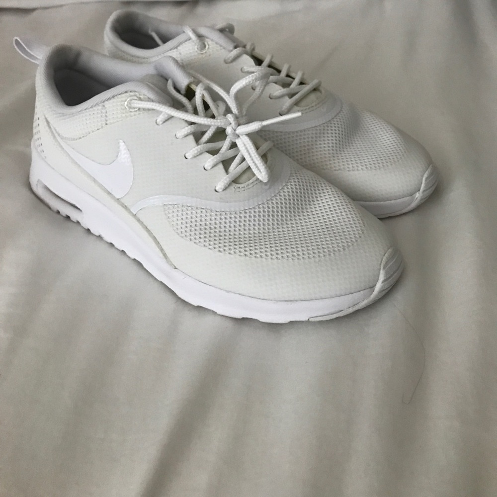 white nike theas