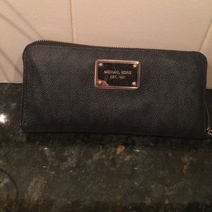 Michael kors wallet- blk