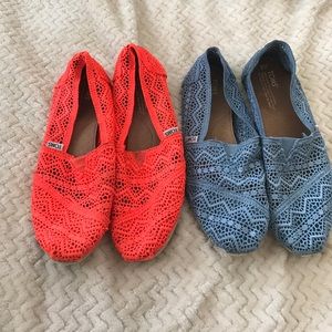 Lot of 2 women's toms
