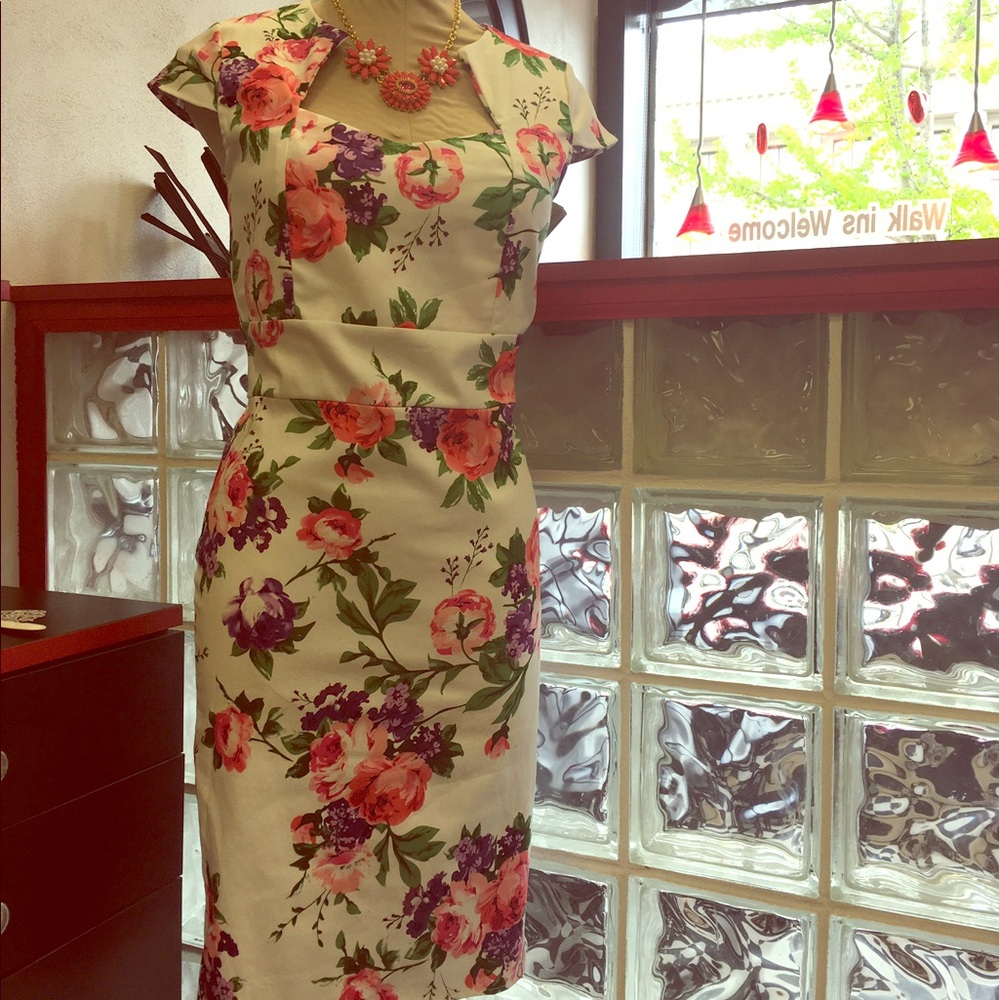 Body con 1950s rockabilly inspired floral 👗