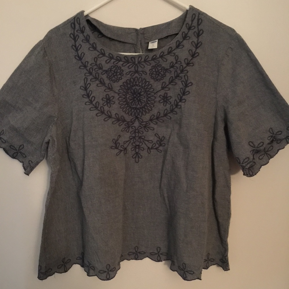 Short embroidered shirt