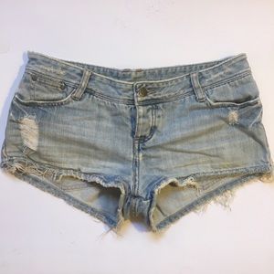 Limelight | distressed low rise denim shorts 💛☀️