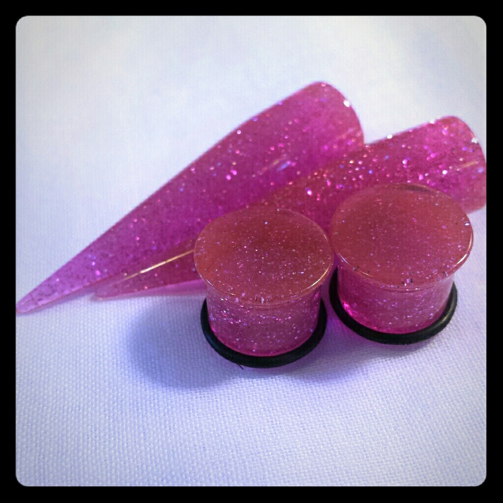 Set of stretchers and plugs