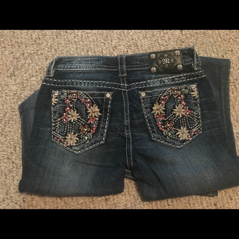 Miss Me Boot Jeans w Peace Sign back pockets✌🏼💕