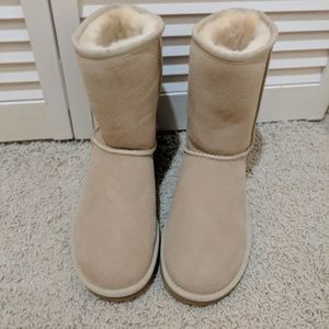 BRAND NEW cream colored UGGS