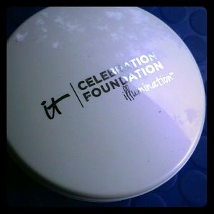 It Cosmetics Celebration Foundation * Medium*