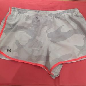 🔥🔥🔥Under armor white grey camo W/ hot pink trim