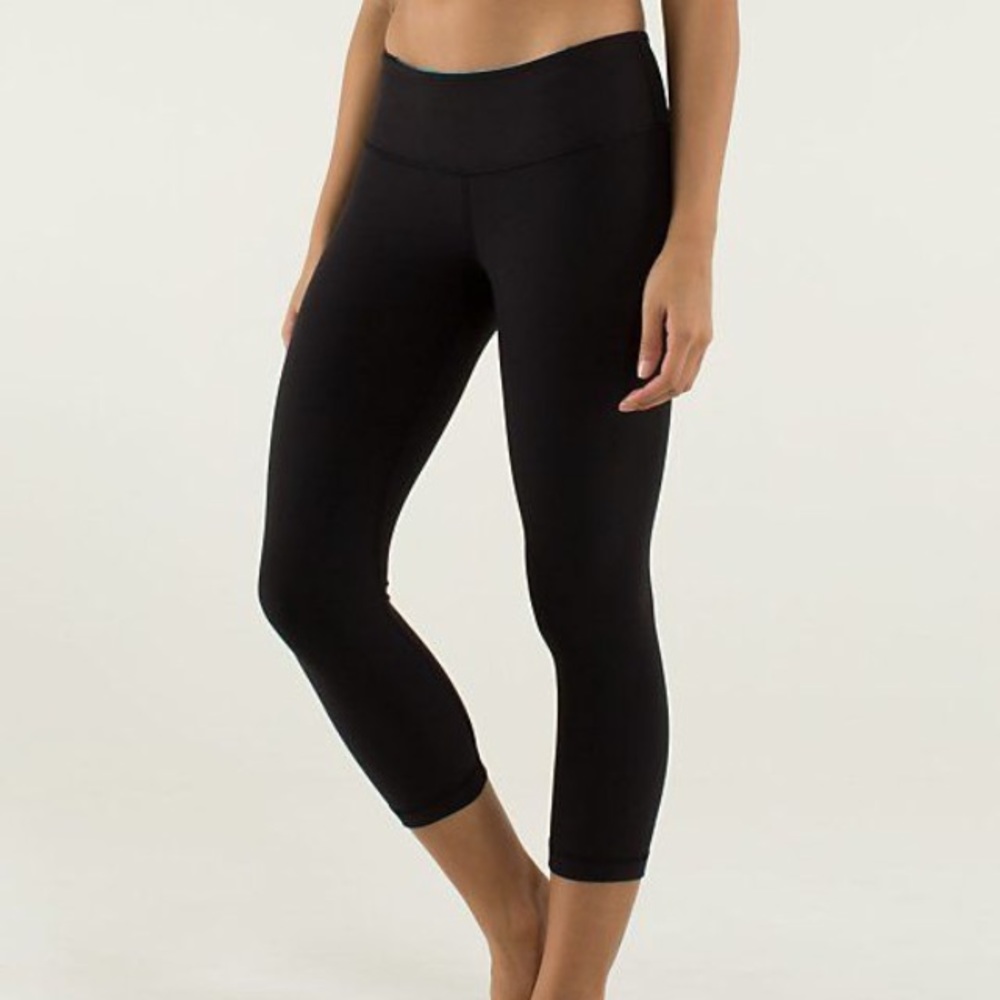 Black cropped athletic leggings