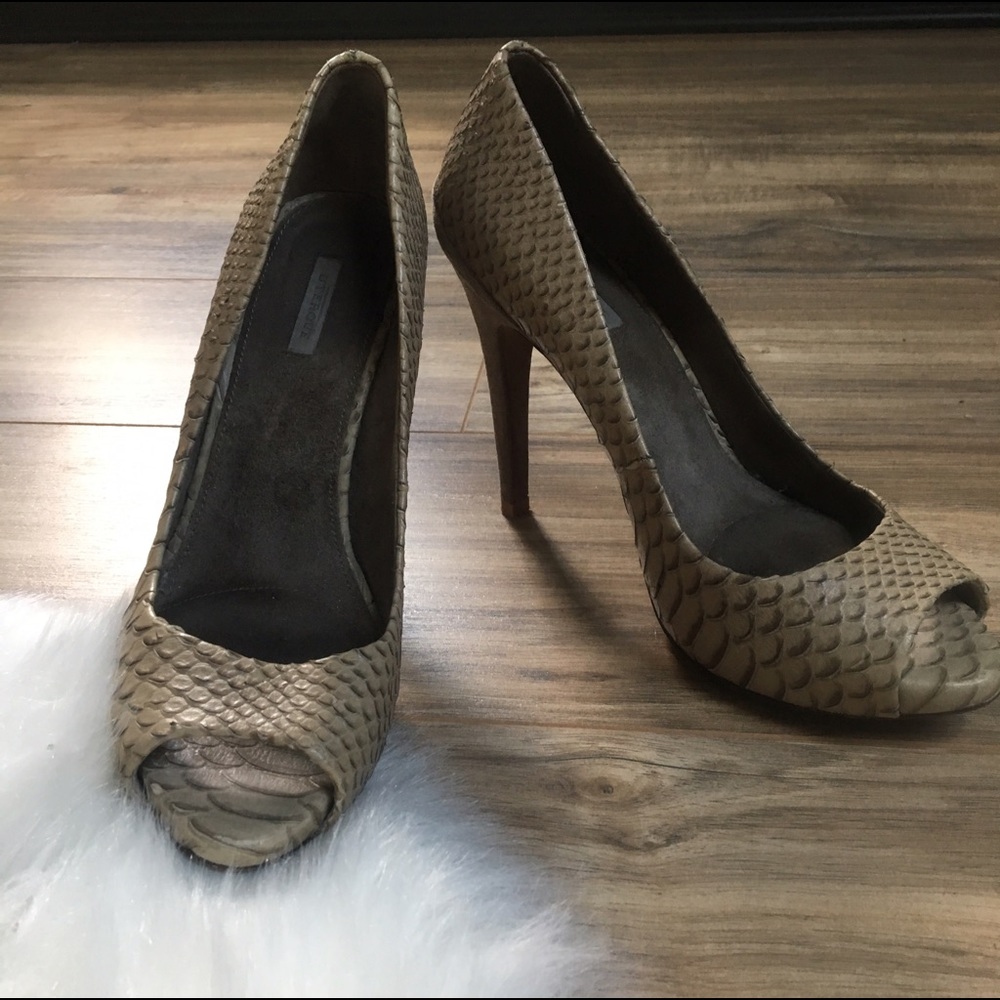 Taupe snakeskin & suede peep-toes