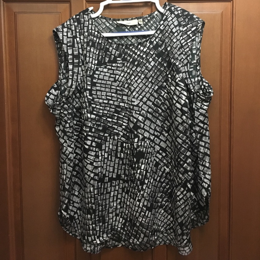 Black and grey geometric top