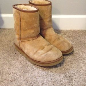 Short tan ugg