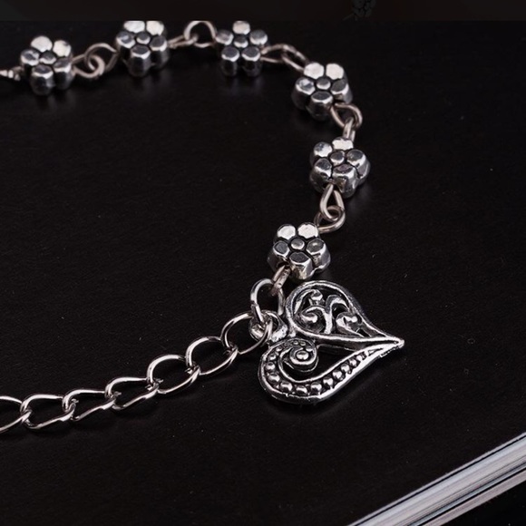 5⭐️ RATED!  Silver Heart & Floral Ankle Bracelet - Picture 3 of 5