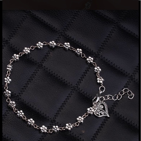 5⭐️ RATED!  Silver Heart & Floral Ankle Bracelet - Picture 4 of 5
