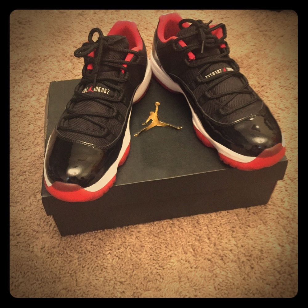 Retro 11 Bred Lows Black/True Red-White