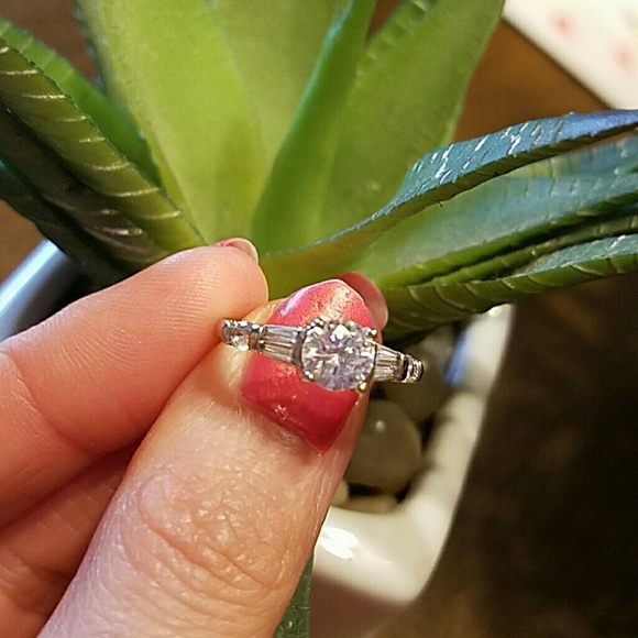 White gold filled clear saphire engagement ring - Picture 4 of 4