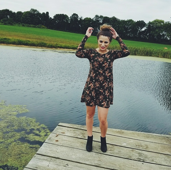 Meet your Posher, Holly - Picture 2 of 3