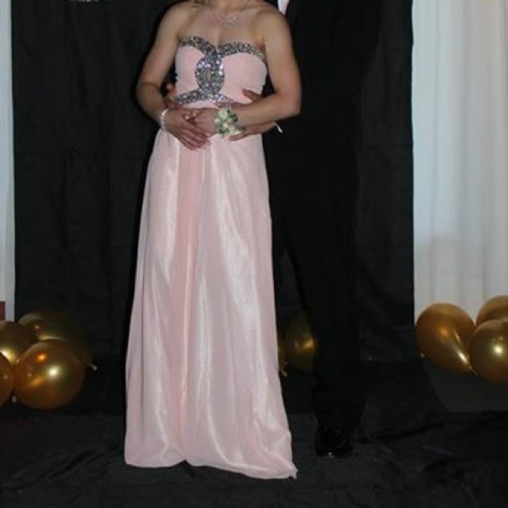 Prom dress size two also can fit bigger