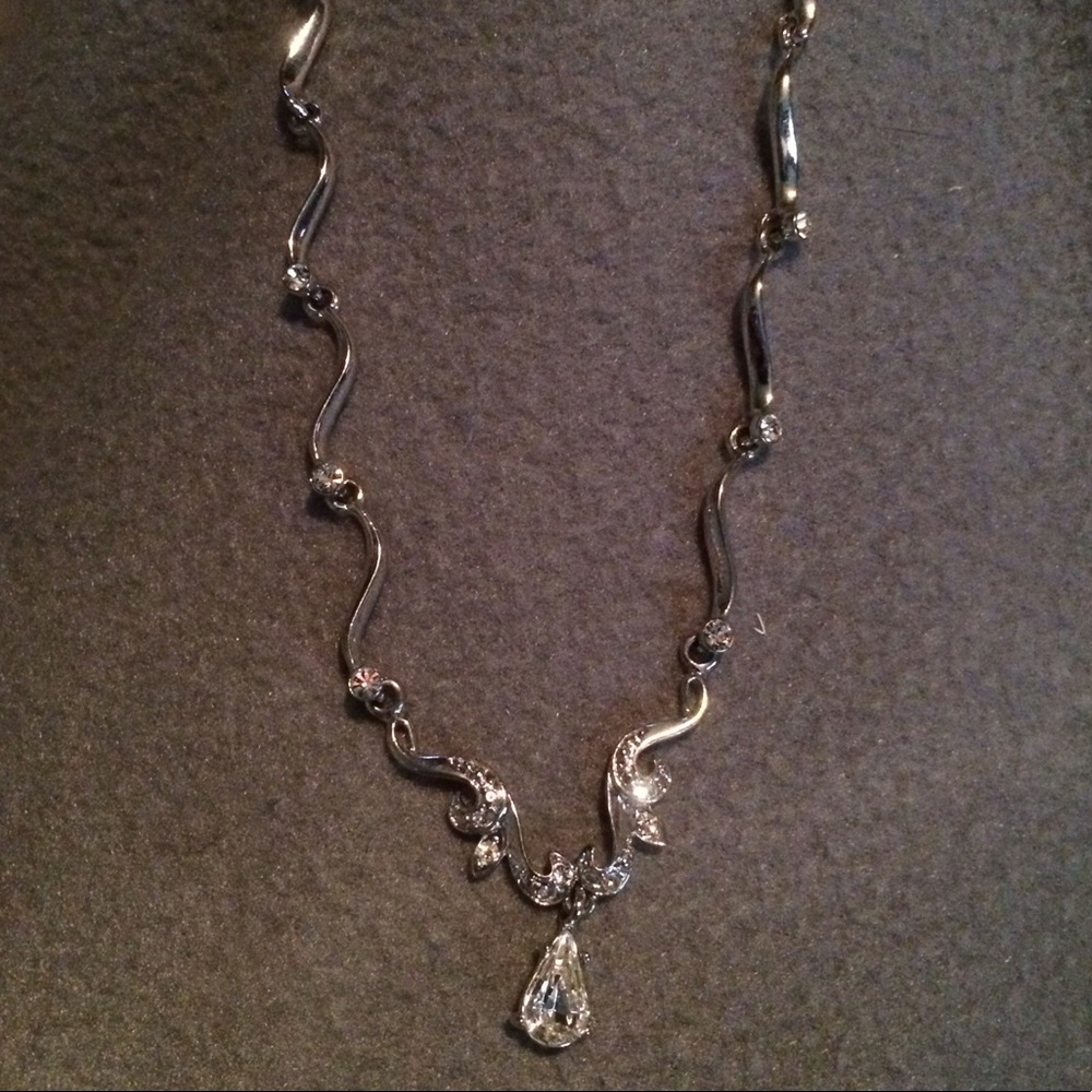 Necklace & earring set