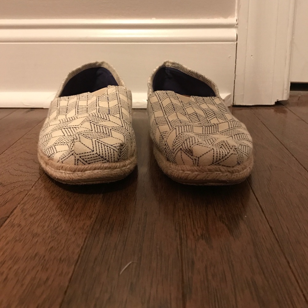 TOMS SHOES