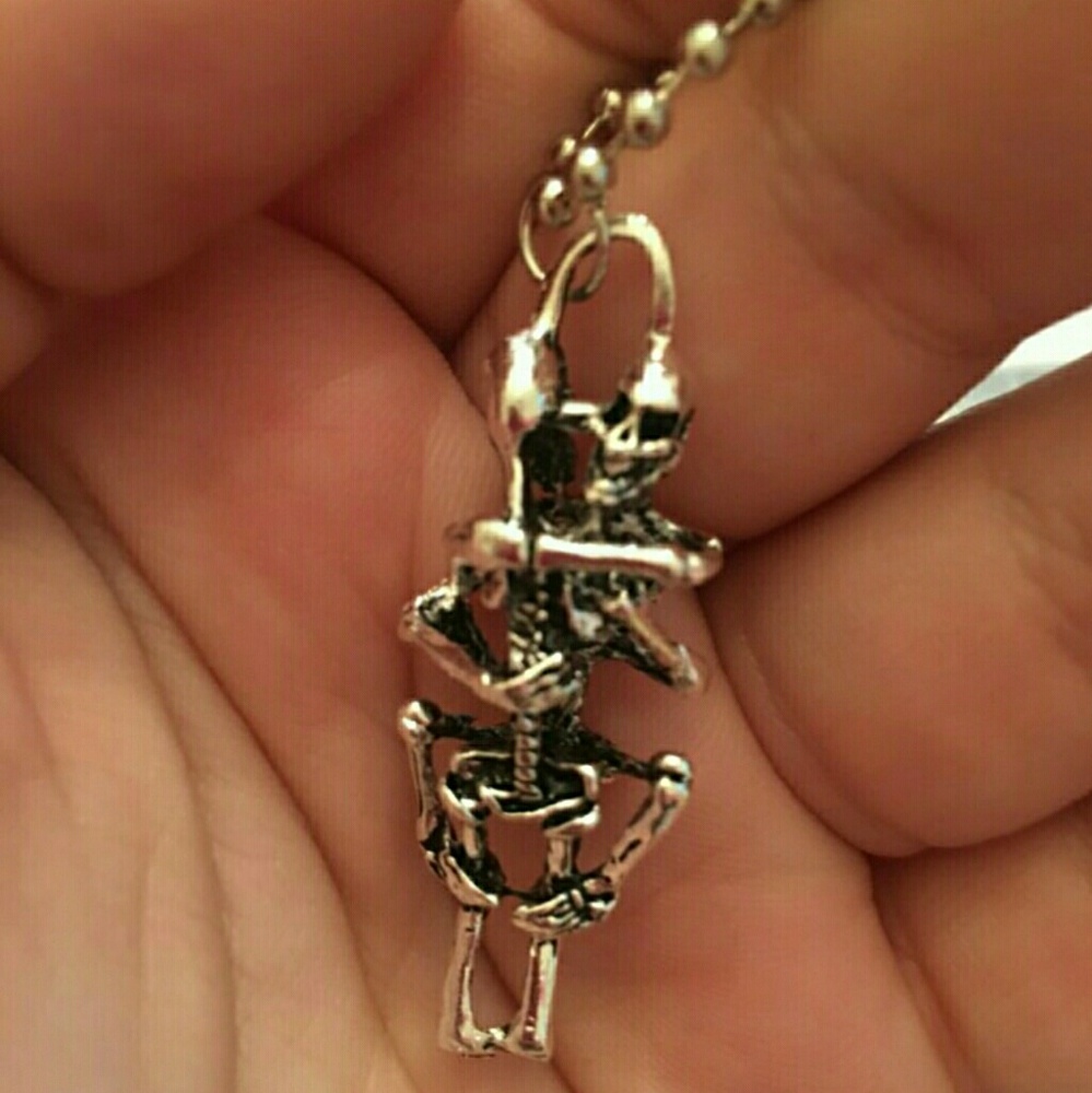 Sex crazed eternal love locked skeletons. - Picture 4 of 5