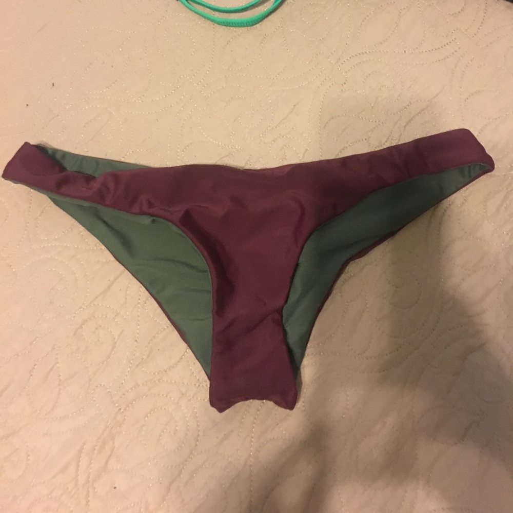 Reversible cheeky bikini bottoms.