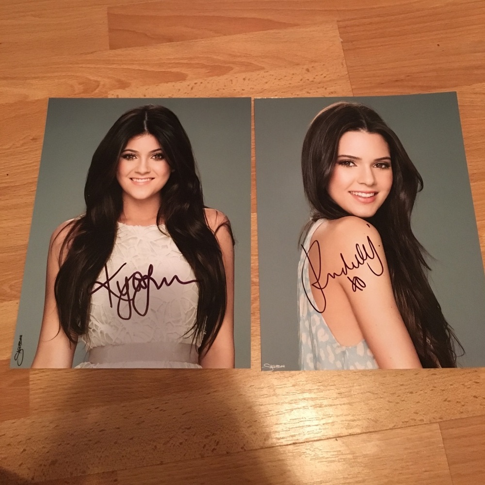 RARE KENDALL AND KYLIE JENNER AUTHENTIC AUTOGRAPHS