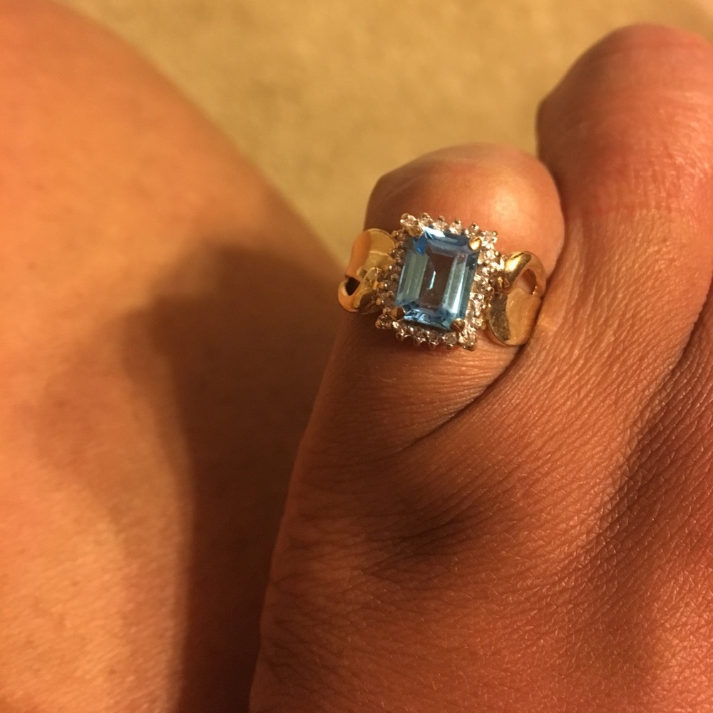 10 kt gold and blue topaz, diamond ring