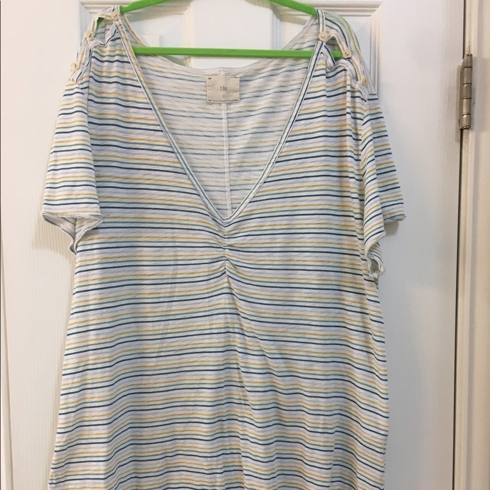 Tshirt cute shoulder detail.