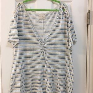 Tshirt cute shoulder detail.