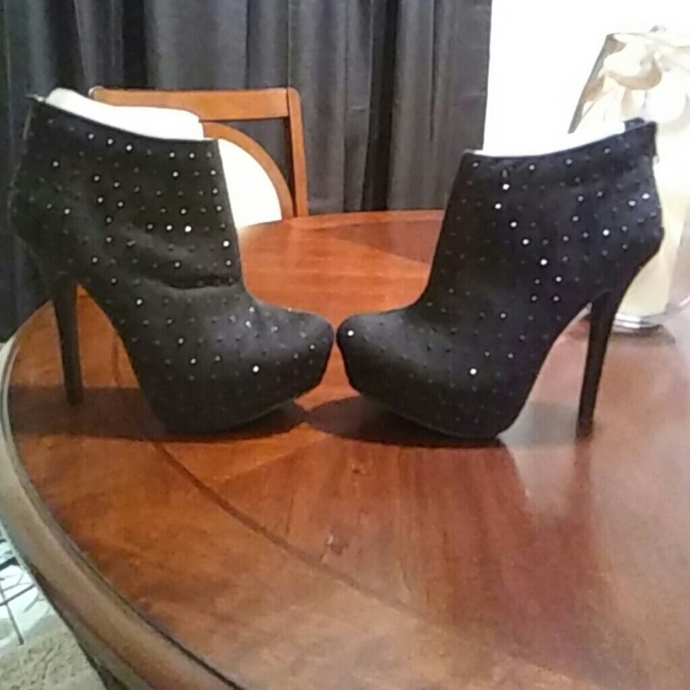 Shoes - Picture 2 of 7