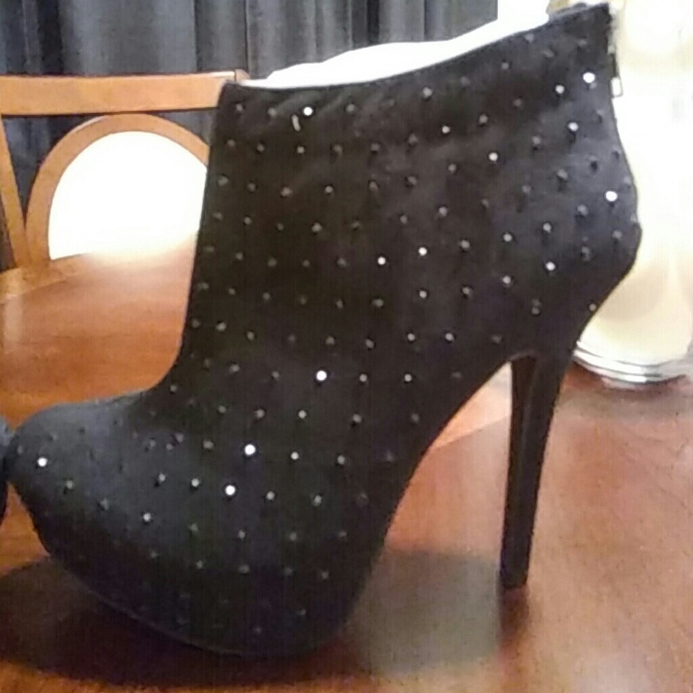 Shoes - Picture 3 of 7