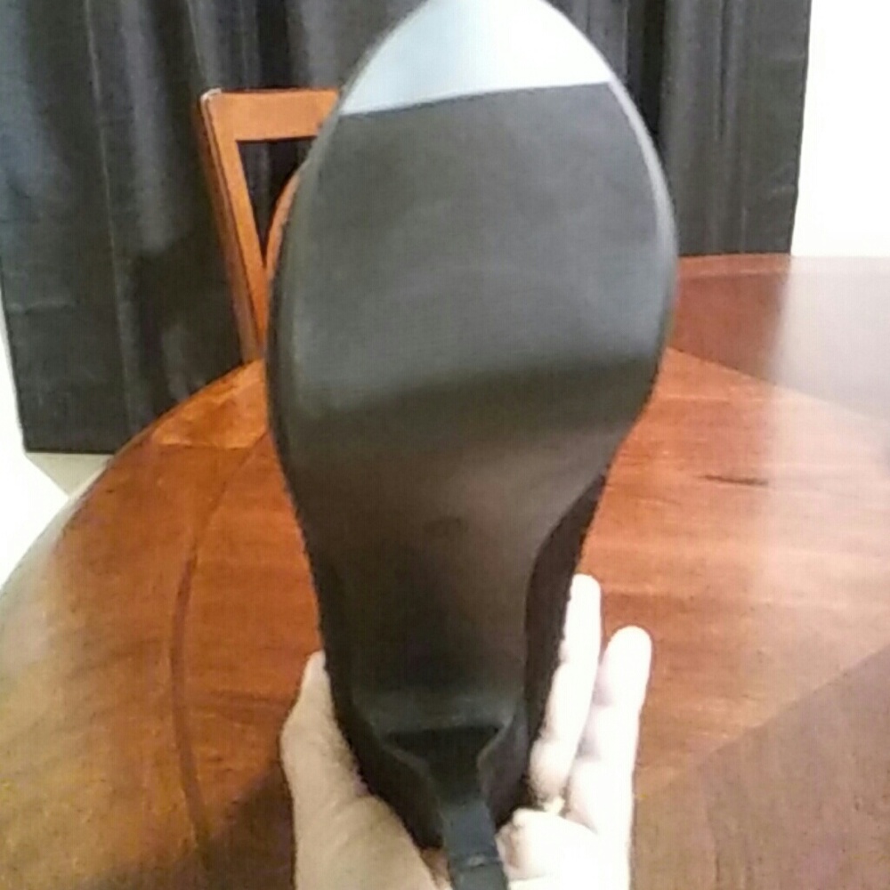 Shoes - Picture 4 of 7