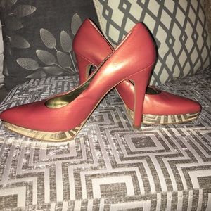 Goooorgeous coral colored pump with gold platform