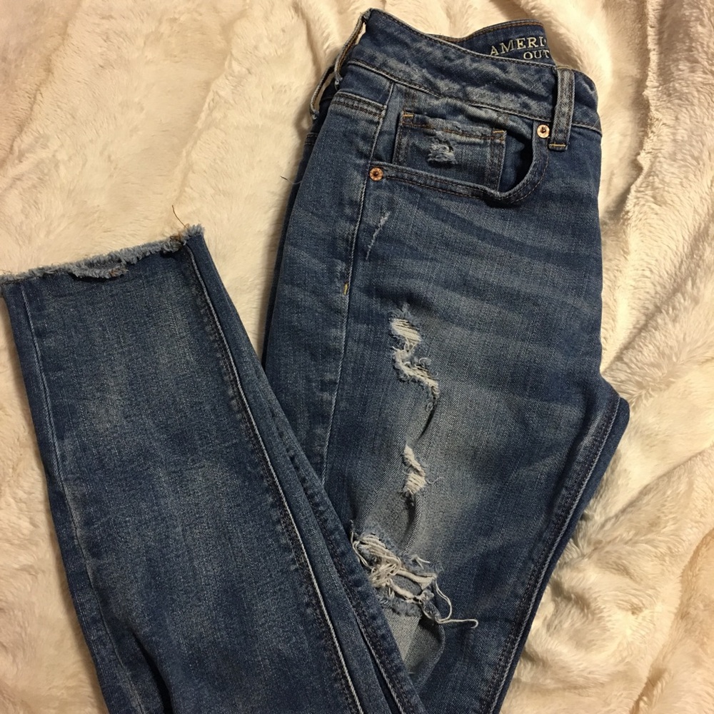 American Eagle Tomgirl distressed denim!