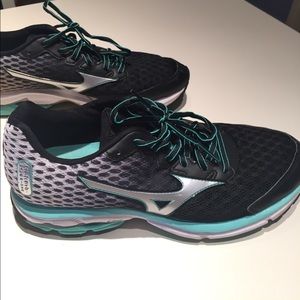 GOOD AS NEW - Size 11.5 Mizuno running shoes