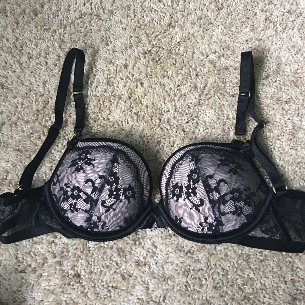Victoria secret 32B bra