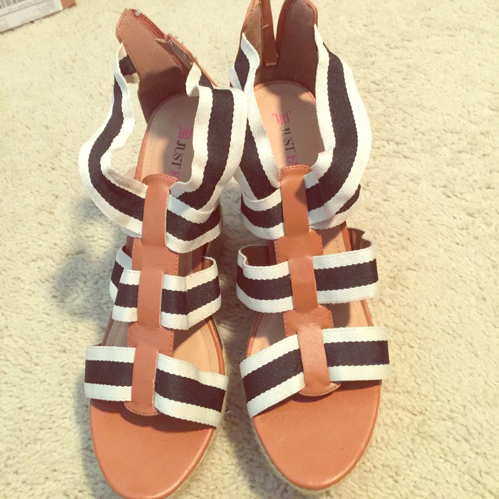Wedge sandal.