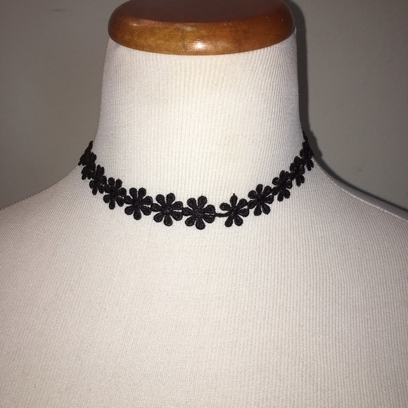 Jewelry - Cute Floral Choker