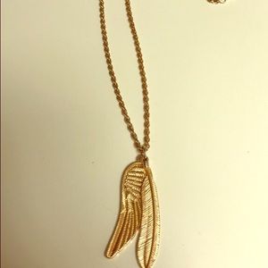 Gold link wings Pendant necklace!