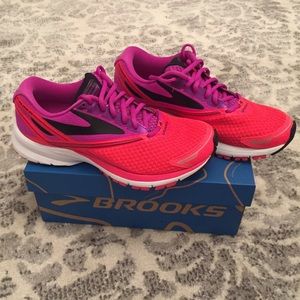 brooks launch pink