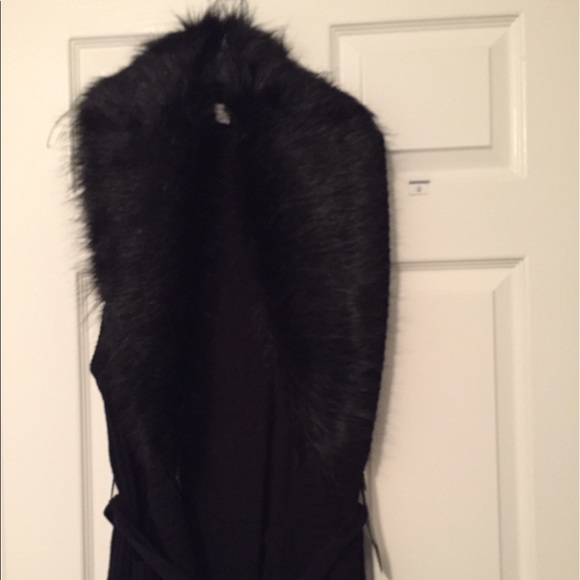 Sleeveless black sweater with faux fur - Picture 2 of 3