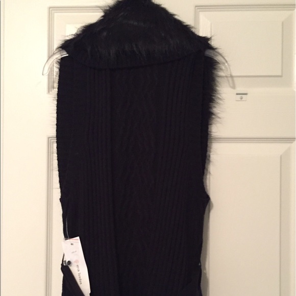 Sleeveless black sweater with faux fur - Picture 3 of 3