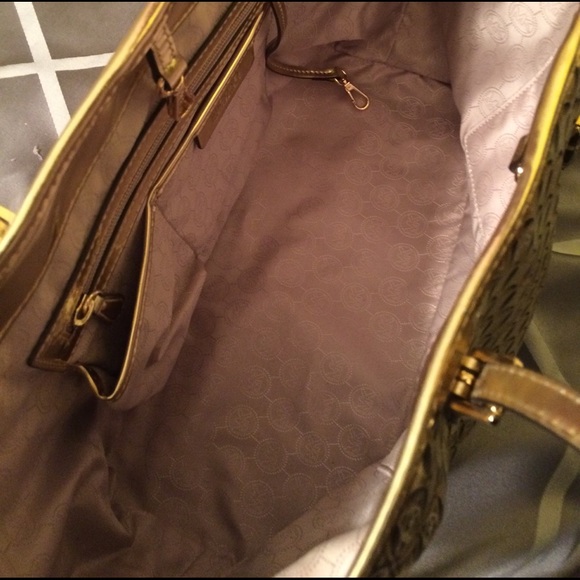 Michael Kors Flower Perforated Travel Tote Gold - Picture 3 of 5