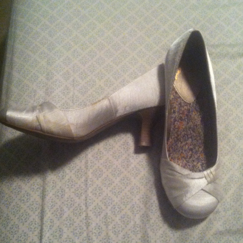 jellypop brand  "Foy" kitten heel ivory shoe