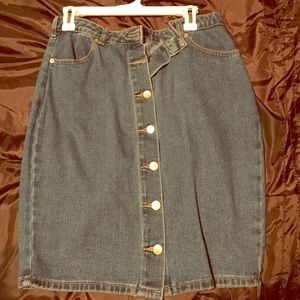 Short jeans skirt.