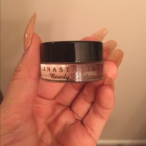 Anastasia Beverly hills waterproof cream color