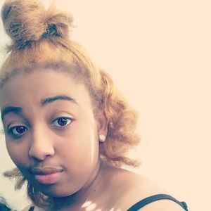 Meet your Posher, Alexis